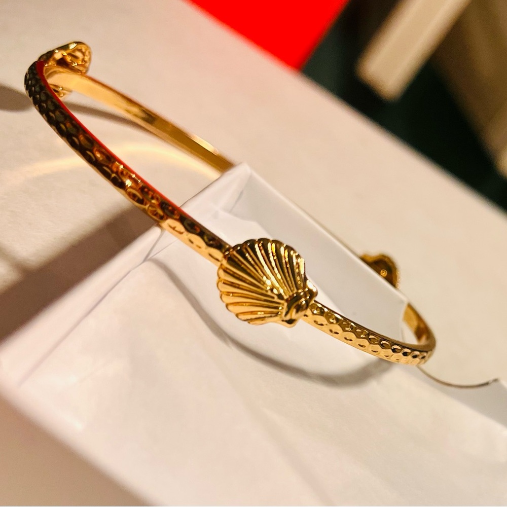 Beach and bond-fire ready!  Gold-Tone Textured Seashell Accent Bracelet